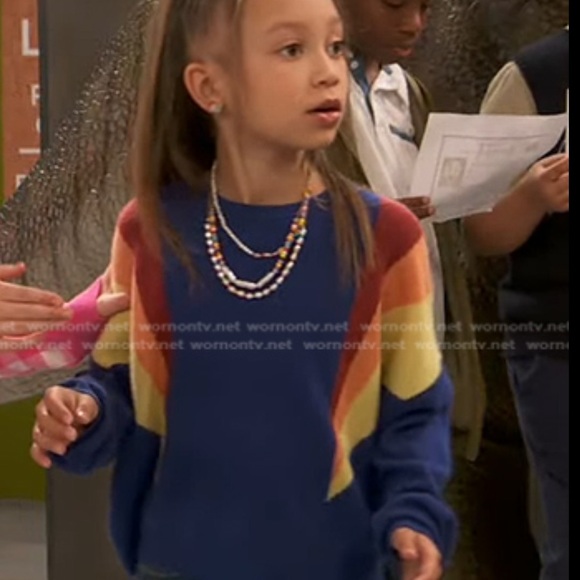 Aqua 100% Cash­mere Col­or­block Pan­el Crew­neck worn by Al­ice Bax­ter - Picture 2 of 6